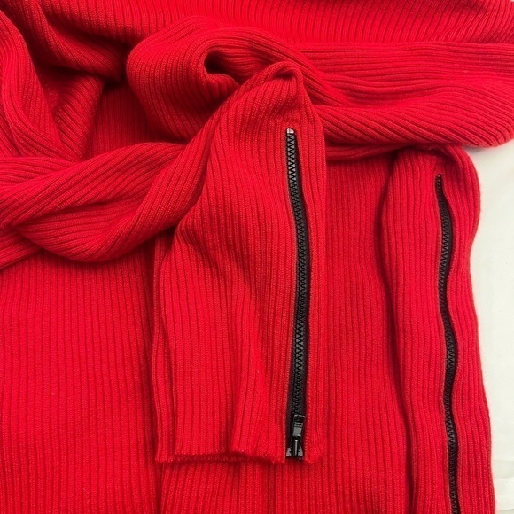 Kate Hill casual red ribbed turtleneck. Black zipper on left side and sleeve - Picture 3 of 3